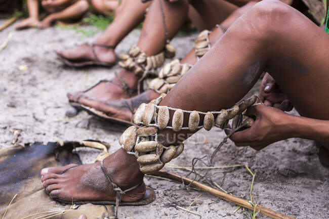 Decoraciones de piernas, ligas ceremoniales tribales tradicionales usadas por los hombres de los arbustos del pueblo de San. - foto de stock
