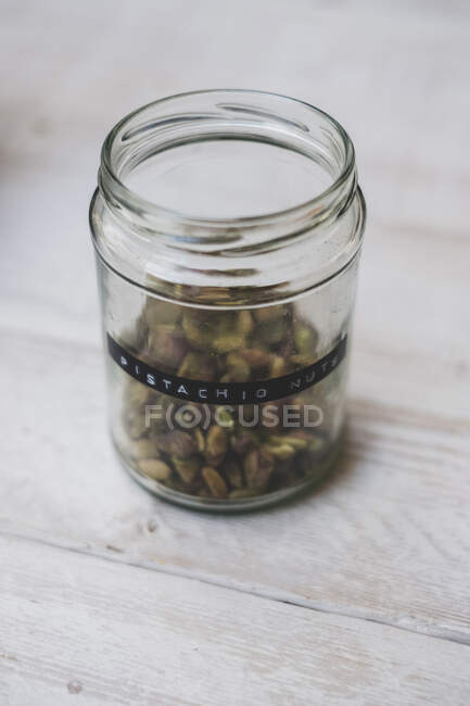 Close-up view of jar of pistachios with a label, homemade Christmas present — Stock Photo
