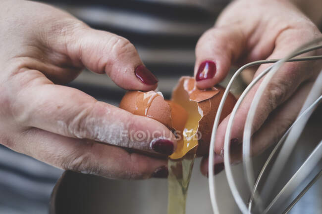 Cuocere separando l'uovo per la cottura. — Foto stock