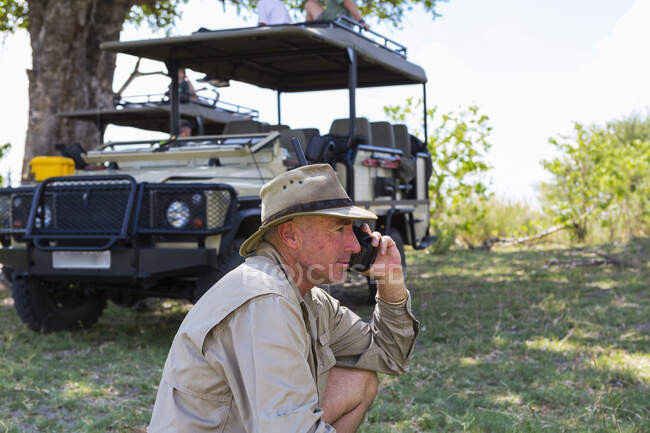 Провідник у капелюсі на радіо в Резерві Мормі (Ботсвана). — стокове фото