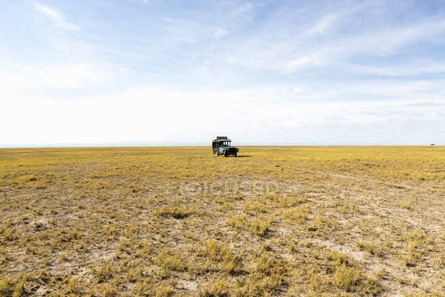 Safari-Fahrzeug auf offenem Gelände in der Wüste. — Stockfoto