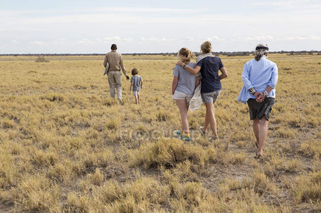 Família olhando para Meerkats (mangusto), Deserto de Kalahari, Makgadikgadi Salt Pans, Botswana — Fotografia de Stock