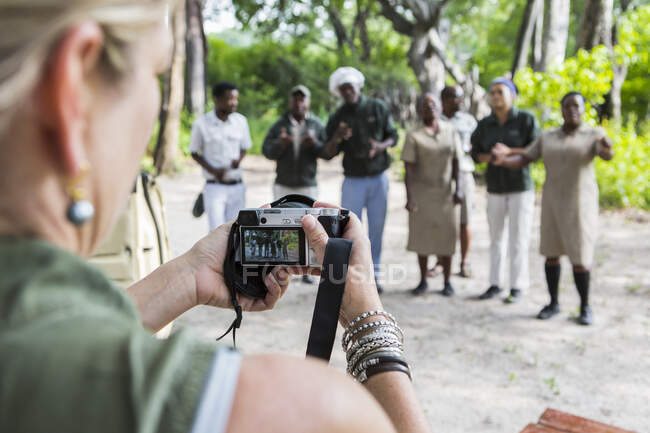 Femme adulte prenant des photos du personnel du camp de tentes, Botswana — Photo de stock