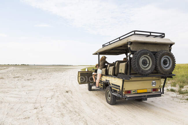 13-Jähriger lehnt an Safari-Fahrzeug, Botswana — Stockfoto