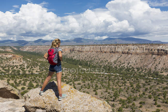 12-jähriges Mädchen beim Wandern in Tsankawi Runis, NM. — Stockfoto