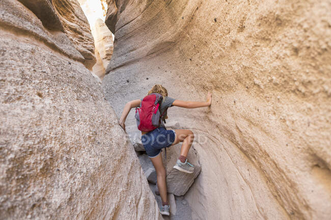 Fille de 12 ans randonnée dans le magnifique canyon à sous, Kasha Katuwe, Tent Rocks, NM. — Photo de stock