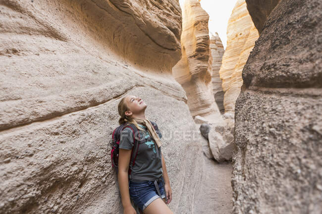 12 años de edad, niña de senderismo en la hermosa ranura de cañón, Kasha Katuwe, tienda de campaña Rocas, NM. - foto de stock