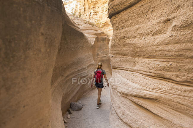 12 años de edad, niña de senderismo en la hermosa ranura de cañón, Kasha Katuwe, tienda de campaña Rocas, NM. - foto de stock