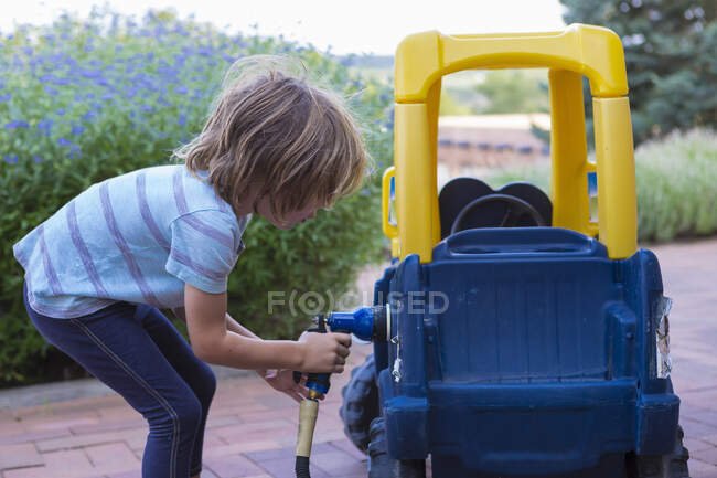 Portrait de garçon de 5 ans avec sa voiture jouet — Photo de stock