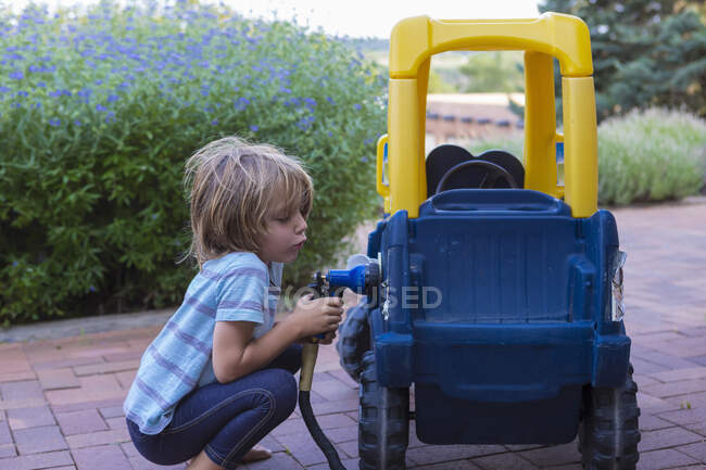Retrato de menino de 5 anos com seu carro de brinquedo — Fotografia de Stock