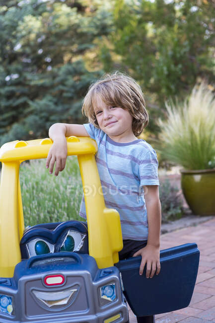 Portrait de garçon de 5 ans avec sa voiture jouet — Photo de stock