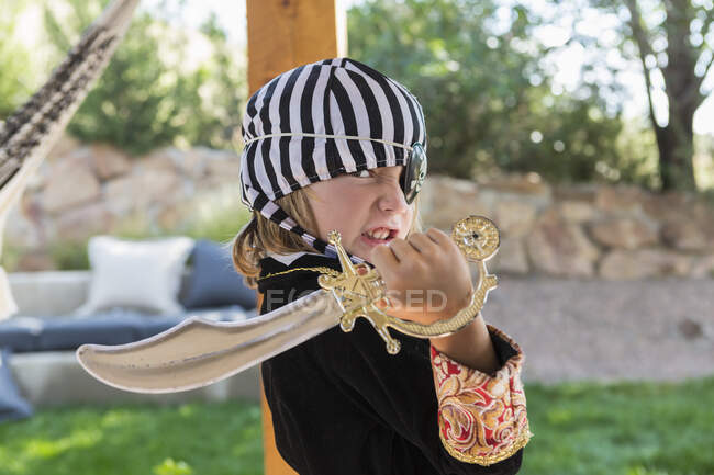 Niño de 5 años disfrazado de pirata - foto de stock
