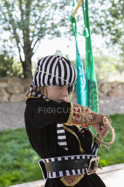 Garçon de 5 ans portant un costume de pirate — Photo de stock