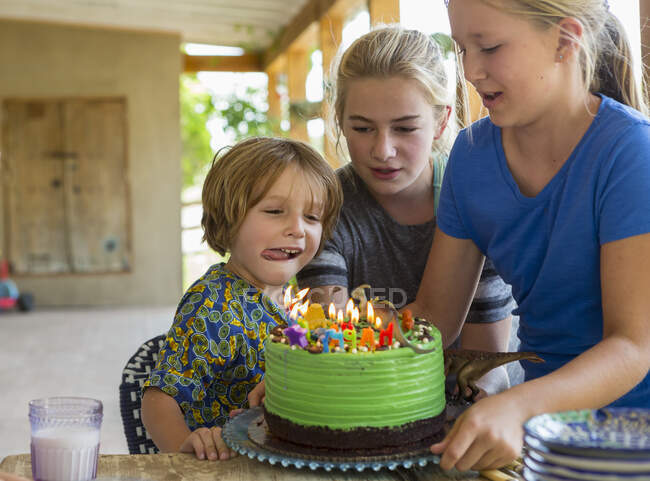5 anno vecchio ragazzo a suo compleanno festa — Foto stock