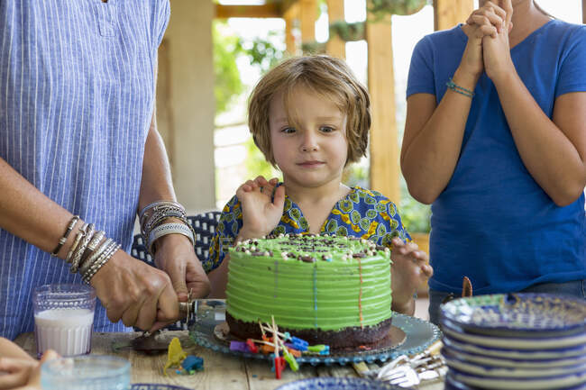 Niño de 5 años en su fiesta de cumpleaños - foto de stock