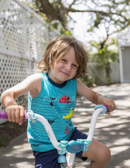 Sorridente ragazzo di 5 anni sulla sua moto, Georgia — Foto stock