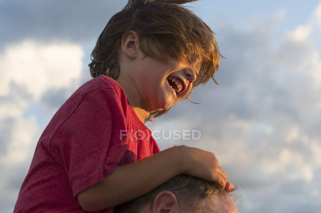 Sourire garçon de 5 ans au coucher du soleil sur la plage, Géorgie — Photo de stock