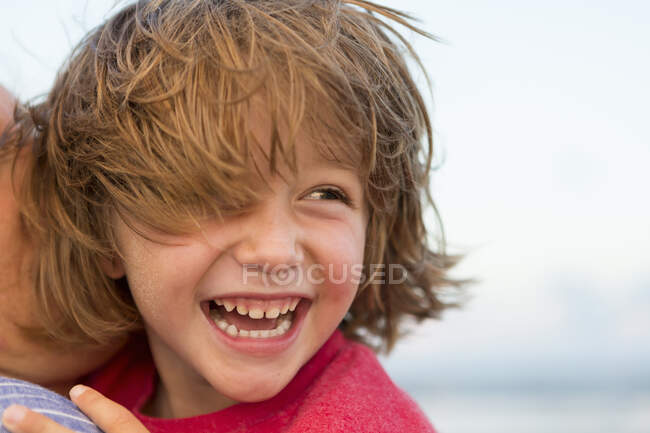 Sorridente 5 anno vecchio ragazzo a il spiaggia — Foto stock