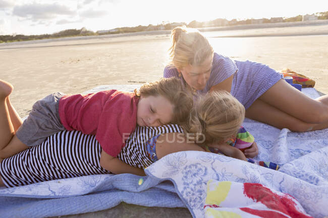 Mutter und ihre Kinder am Strand bei Sonnenuntergang, Georgien — Stockfoto