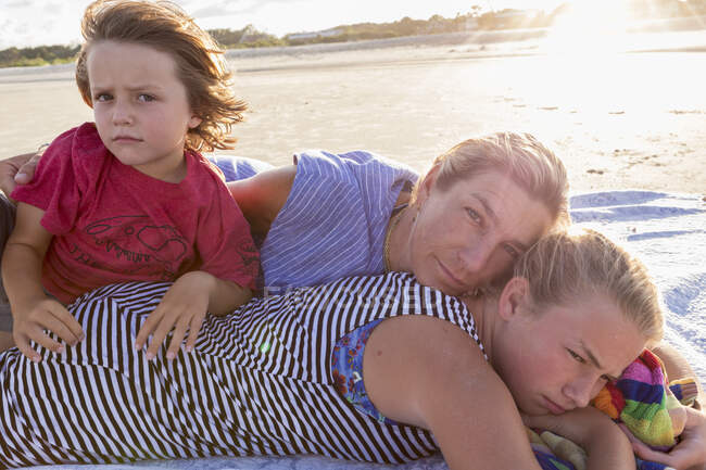 Mutter und ihre Kinder am Strand bei Sonnenuntergang, Georgien — Stockfoto