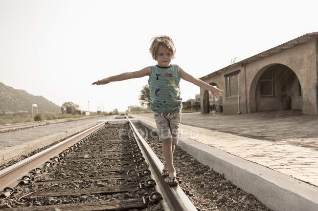 4-летний мальчик балансирует на рельсах, Лами, шт. Нью-Мексико. — стоковое фото