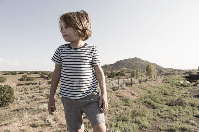 4-летний мальчик играл на железнодорожных путях, Лами, шт. Нью-Мексико. — стоковое фото