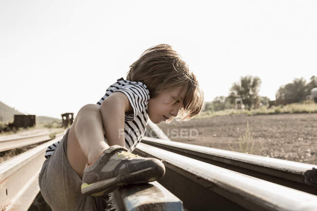 4 anni ragazzo che gioca su binari ferroviari, Lamy, NM. — Foto stock