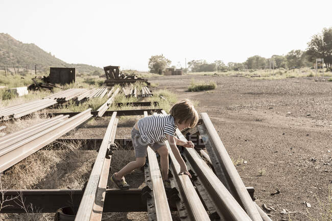 4-річний хлопчик грає на залізничних коліях, Ламі, штат Нью-Йорк. — стокове фото