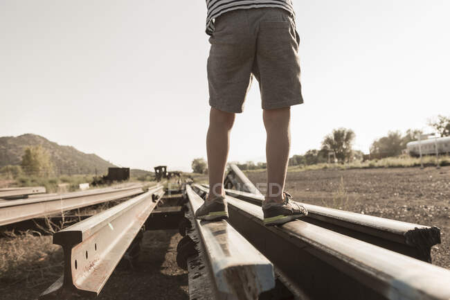 4 year old boy playing on railroad tracks, Lamy, NM. — Fotografia de Stock