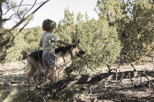 4 anni ragazzo escursioni nel paesaggio rurale, Lamy, NM. — Foto stock