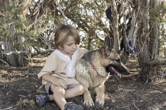 4 anos de idade menino caminhadas com seu cão pastor alemão — Fotografia de Stock