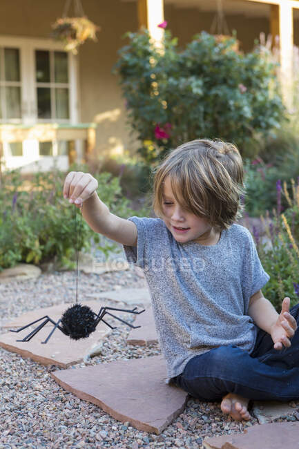 4 anno vecchio ragazzo giocare in suo cortile — Foto stock