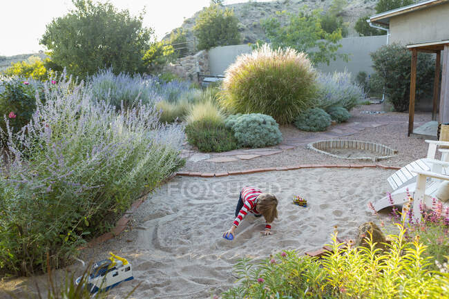 Garçon de 4 ans jouant dans son jardin — Photo de stock