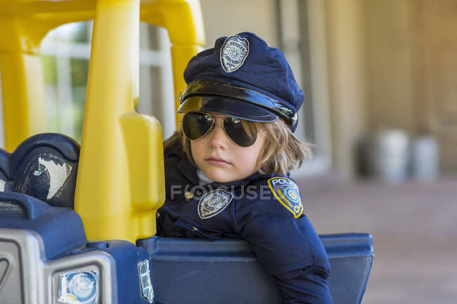 4-річний хлопчик, одягнений як поліцейський — стокове фото