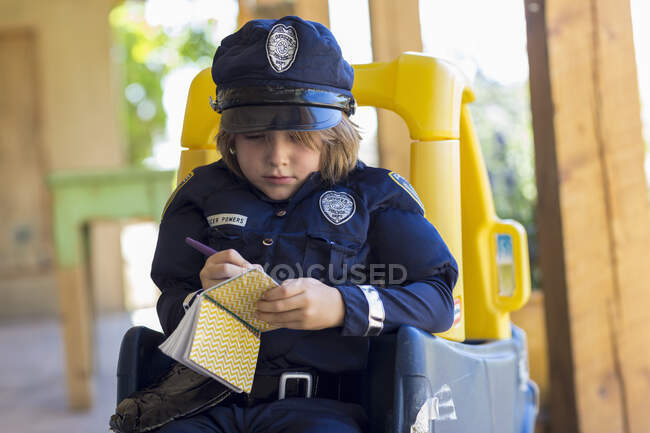 Garçon de 4 ans habillé en policier — Photo de stock