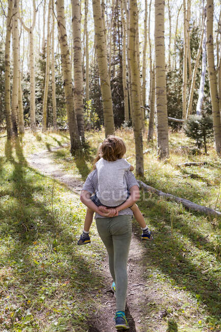 Vista posteriore dei bambini che camminano sul sentiero della natura — Foto stock