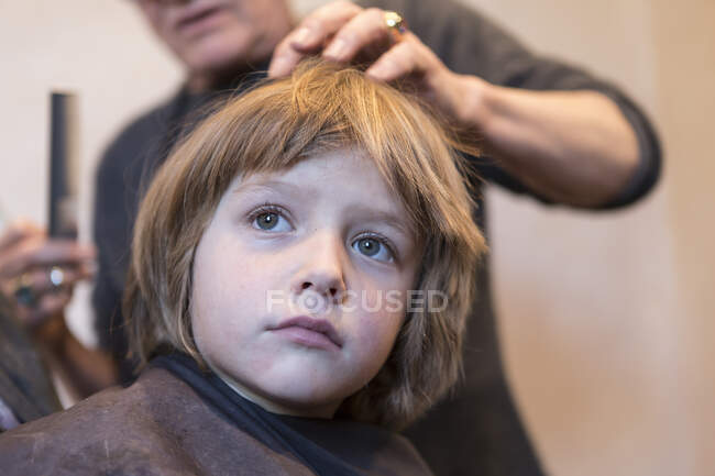 Garçon de 4 ans se faire couper les cheveux, plan recadré — Photo de stock
