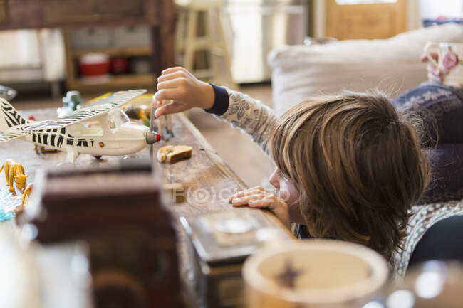 Garçon de 4 ans en pyjama jouant avec des jouets à la maison — Photo de stock
