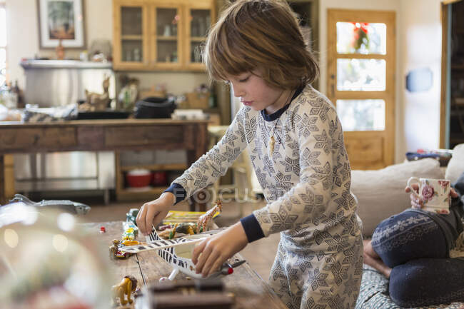 4-jähriger Junge im Pyjama spielt zu Hause mit Spielzeug — Stockfoto