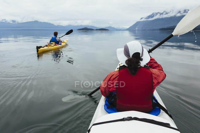 Un piccolo gruppo di kayaker di mare pagaia acque incontaminate di Muir Inlet nel Glacier Bay National Park, Alaska — Foto stock