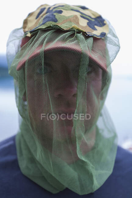 Крупный план человека в защитной сетке от комаров — стоковое фото