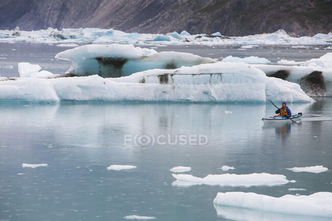 Kajakfahrer paddeln in der Gletscherlagune an der Endstation eines Gletschers an der Küste Alaskas — Stockfoto