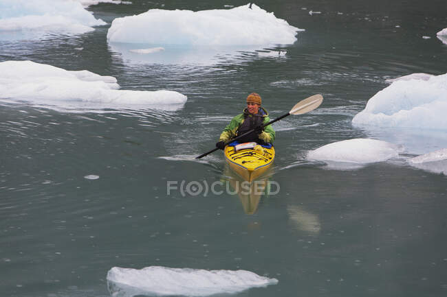 Kayak da mare che remano nella laguna glaciale ad un capolinea di ghiacciaio sulla costa dell'Alaska — Foto stock