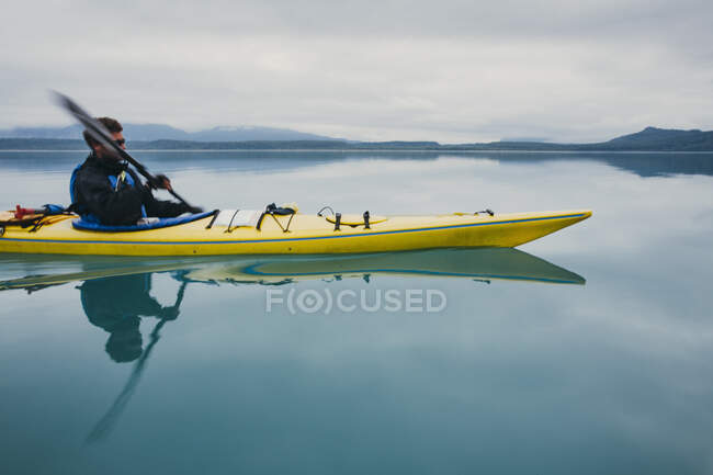 Kajakfahren in einer Bucht an der Küste Alaskas. — Stockfoto