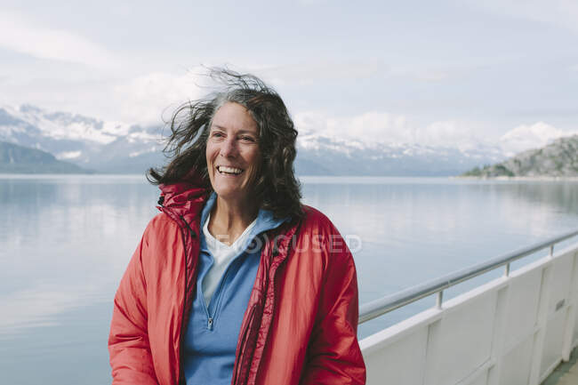 Жінка на палубі порома на воді з вітряним волоссям . — стокове фото
