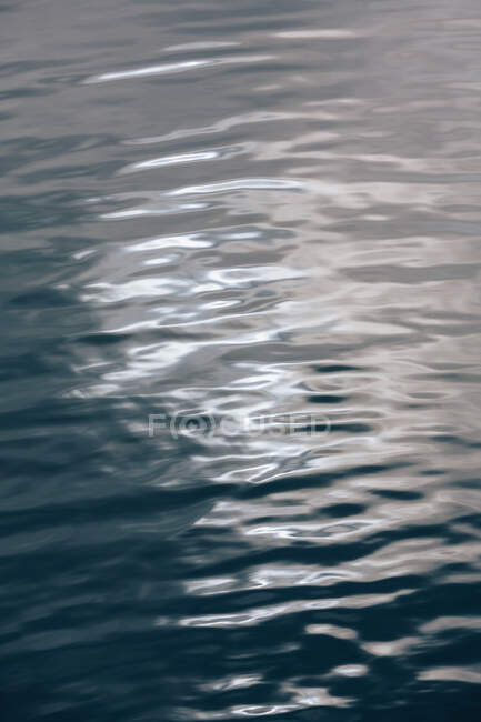 Detalle de la luz solar reflejando en aguas tranquilas del océano - foto de stock