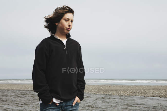 Retrato de adolescente malhumorado en la playa - foto de stock