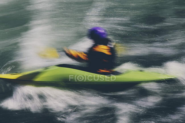 Kayaker Whitewater remando grandes corredeiras de rio em um rio que flui rápido — Fotografia de Stock