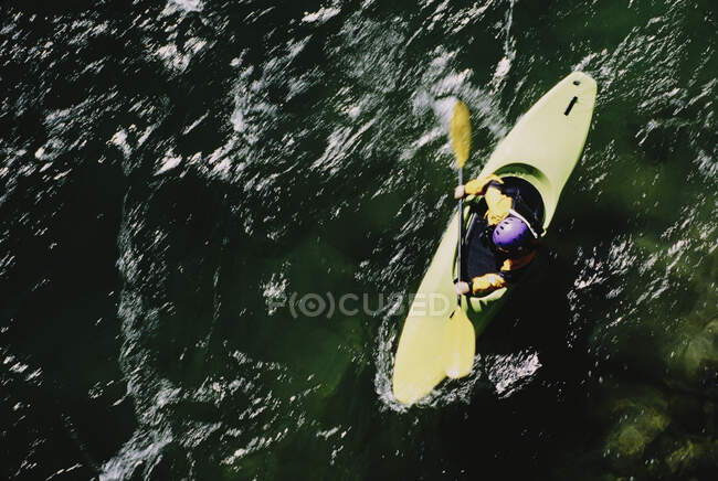 Visão aérea de caiaque caiaque caiaque remando corredeiras em um rio que flui rápido. — Fotografia de Stock