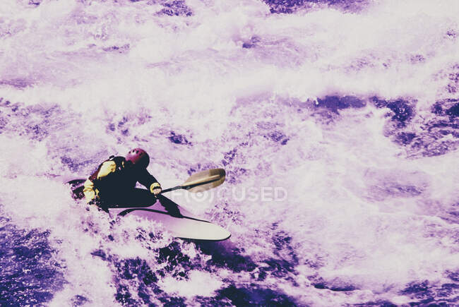 Инфракрасное изображение белого каякера, плывущего по речным порогам на быстротечной реке. — стоковое фото